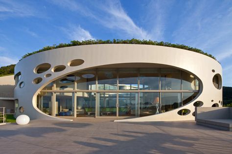 Villa Ronde / Ciel Rouge Curves of glass with a grass roof Round Homes, Green Roof Design, Circular Buildings, Home Designs Exterior, Falling Waters, Round Building, Roof Architecture, Diy Bird Feeder, Architecture Design Concept