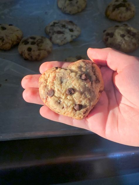 Chocolate Chip Cookie Aesthetic, Heart Chocolate Chip Cookies, Chocolate Chip Cookies Aesthetic, Heart Shaped Chocolate Chip Cookies, Choco Chip Cookies, Cookie Pictures, Pretty Desserts, Clay Inspo, Heart Shaped Chocolate