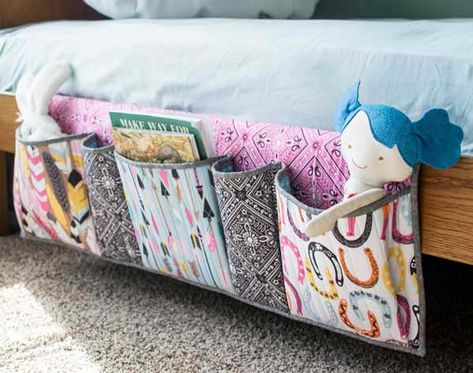 Bedside Pockets Organizer #diy #fabric #organizers #storage #decorhomeideas Bed Pocket Organizer Diy, Bedside Organizer Diy Bed Caddy, Pocket Organizer Diy, Diy Fabric Storage, Sewing Tools Storage, Bed Caddy, Caravan Living, Bedside Caddy, Quilt Collection