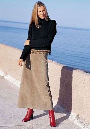 Suede with red leather Long Suede Skirt, Rok Tile, Suede Skirt Outfit, Suede Outfit, Maxi Skirt Outfits, Winter Dress Outfits, Fall Dress Outfit, Trendy Skirts, Skirts With Boots