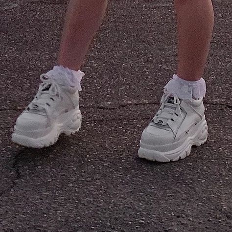 Aesthetic Chunky Sneakers, Chunky Sneakers Aesthetic, White Buffalo Shoes, Chunky White Sneakers Outfit, Platform Sneakers Outfit, Buffalo Sneakers, White Chunky Sneakers, Buffalo Shoes, Buffalo Boots