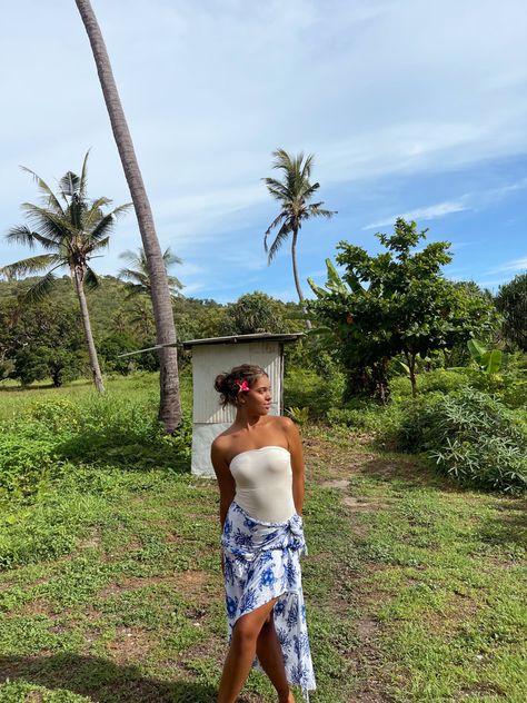 Honolulu Hawaii Outfits, Thailand Aesthetic Outfit, Oahu Outfits, Island Girl Aesthetic Outfits, Vietnam Outfit, Ilmu Ekonomi, Thailand Outfit, Beach Post, Hawaii Outfits