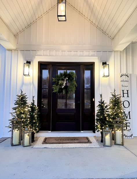 Christmas Holiday Front Porch Decor, Christmas Porch With Tree, Christmas Tree For Front Porch, Christmas Trees By Front Door, Modern Porch Christmas Decor, Christmas Outdoor Front Porch Decor, Small Christmas Tree Front Porch, Christmas Front Porch Diy Ideas, Christmas Trees On Porch Outdoor