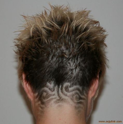 Fading nape design hair etch by Oojufink Hair Etching, Simple Haircut, Hairstyles Simple, Spiky Hair, Design Hair, Punk Hair, Hair Tattoos, Aesthetic People, Hair Reference