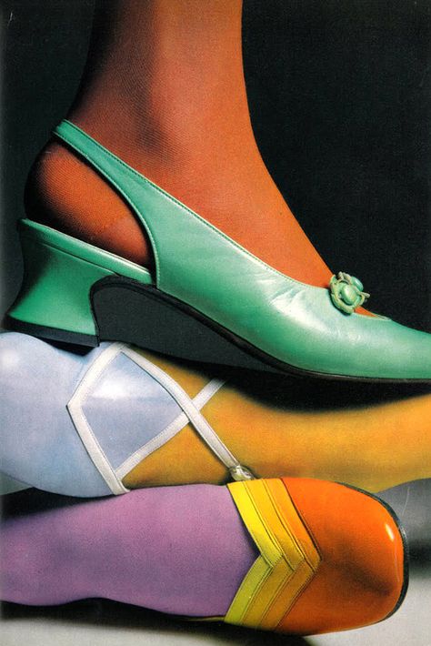 60s Shoes, 1960 Fashion, Fashion 1960s, Swinging Sixties, Sixties Fashion, Vogue Uk, Retro Mode, Colorful Shoes, Mod Fashion