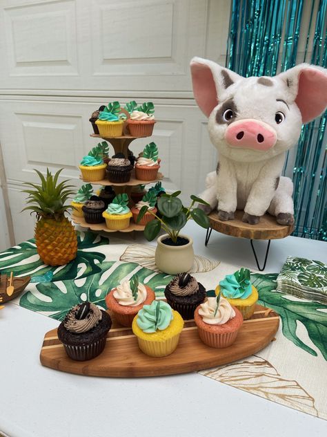 Moana and Pua cupcakes, birthday party theme Moana Birthday Party Treats, Moana Inspired Birthday Party, Moana And Ariel Birthday Party, Moana Cake And Cupcakes, 2nd Birthday Moana Theme, Moana Birthday Table Decor, Simple Moana Birthday Party, Moana 2 Birthday Party Ideas, Moana Birthday Party Ideas For Boys