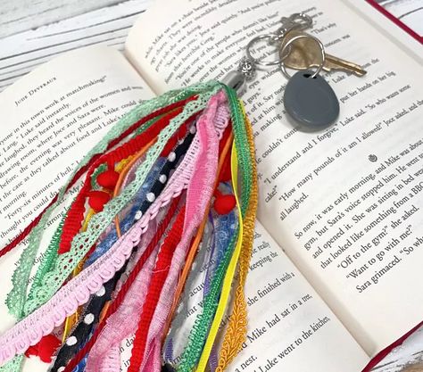 This is a great way to use scrap ribbons to create an amazing and useful trendy DIY Tassel Keychain. It is always awesome to find ways to use those short pieces of beautiful ribbon and trim leftover from other sewing and DIY projects. This tutorial is the best because it can be done with torn scraps of fabric, cord and yarn too. The more pieces of these things that get added, the thicker and more fun the project will be! Materials and Supplies Needed Ribbon, Trim, Fabric, Cord, E… Diy Tassel Keychain, Tassel Keychain Diy, Purse Charms Diy, Tassels Tutorials, Tassel Crafts, Scraps Of Fabric, Tassel Keyring, Trendy Diy, Diy Tassel