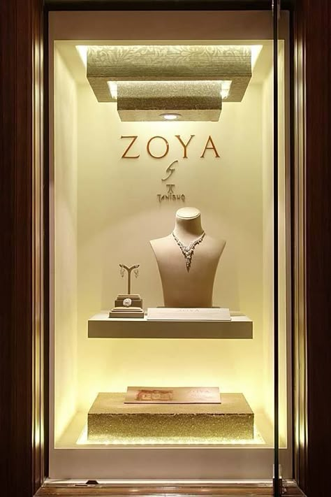 Accessories Window Display, Jewelry Shop Window, Jewelry Shop Display, Jewelry Store Interior, Yabu Pushelberg, Jewerly Displays, Necklace And Ring, Jewelry Store Design, Jewellery Shop Design