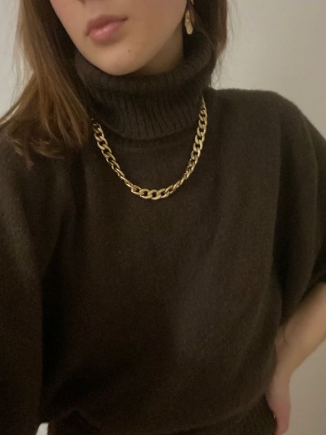 Turtle Neck With Necklace, Necklace Turtleneck, Jewellery Pictures, Aesthetic Jewellery, Female Gaze, Style Hacks, Turtleneck Outfit, Girl Lifestyle, Rich Girl Lifestyle