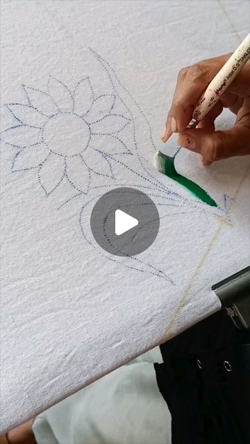 Sunflower Fabric Painting, Fabric Painting Techniques, Sunflower Painting, Sunflower Design, Painting Videos, April 25, Fabric Paint, Fabric Painting, Sunflower