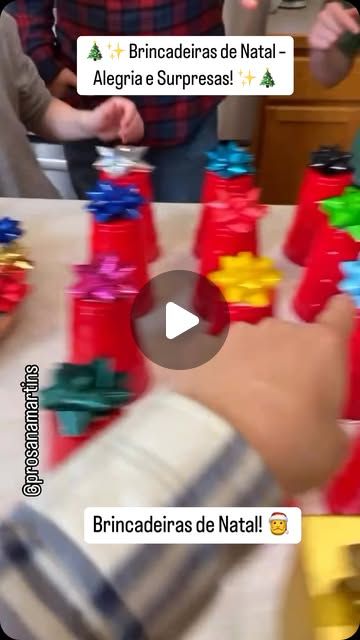 Paula Martins on Instagram: "O Natal é tempo de união e diversão, e nossa brincadeira trouxe exatamente isso! 🌟 Criamos uma roleta cheia de laços coloridos 🎯, e ao lado, copos de papel com as cores correspondentes.

A emoção começa quando cada participante levanta seu copo da sorte! O que será que está por baixo? 🤔 Pode ser um prêmio delicioso, como bombons 🍬 ou refrigerantes 🥤, algo especial como perfumes ou até mesmo… 💸 DINHEIRO!

Mas o grande destaque é o laço dourado 🏆! Quem tiver a sorte de tirá-lo encontrará o MELHOR prêmio dentro de uma caixa misteriosa! 🎁✨

Foi uma brincadeira muito divertida, cheia de risadas e surpresas – do jeitinho que o Natal deve ser! 🥰

👉 E você? Já preparou a diversão para o seu Natal? 🎅💕 😂😂😂😂
.
.
.
.
.
.
CRÉDITOS: Reservado ao criador do Ví Christmas, On Instagram