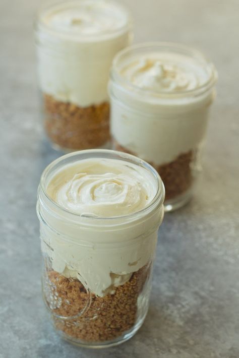 Fun Spring Desserts, Desserts In A Jar, Cold Sweets, Greek Yogurt Cheesecake, Jar Desserts, No Bake Lemon, Mini Mason Jar, Lemon Cheesecake Recipes, Spring Recipes Dessert