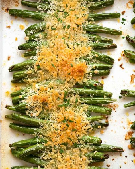 Overhead photo of Parmesan Roasted Green Beans on a tray, fresh out of the oven Parmesan Roasted Green Beans, Cooking Fresh Green Beans, Asparagus Recipes, Garlic Green Beans, Asparagus Pasta, Roasted Green Beans, Recipetin Eats, Recipe Tin, Smoked Beef