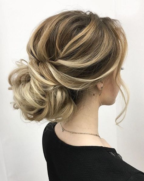 Whether a classic chignon, textured updo or a chic wedding updo with a beautiful details. These wedding updos are perfect for any bride looking for a unique wedding hairstyles... Unique Wedding Hairstyles, Messy Hair Updo, Messy Wedding Hair, Loose Updo, Romantic Hairstyles, Elegant Wedding Hair, Best Wedding Hairstyles, Hairstyles Updo, Low Bun