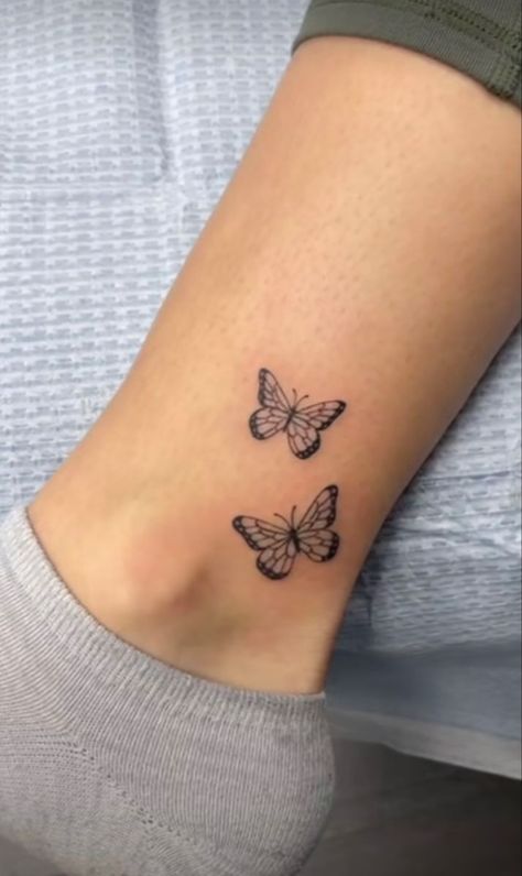 Hand Tattoos Butterfly, Small Tattoos Aesthetic, Artist Tattoo Ideas, Butterfly Ankle Tattoos, Art Tattoo Design, Tattoos Pretty, Basic Tattoos, Ankle Tattoos For Women, Hand Tattoos For Girls