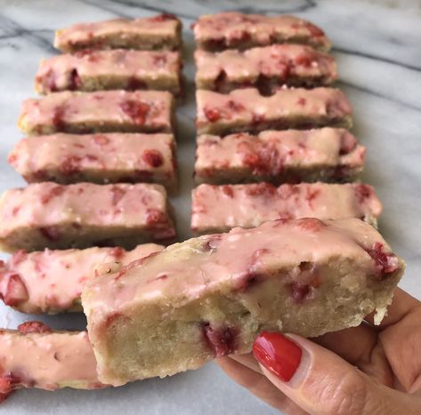 Gluten Free Strawberry Cake, Strawberry Gluten Free, Amish Bread, Gluten Free Sweet, Gf Desserts, Cake Bars, Gluten Free Sweets, Dairy Free Dessert, Gluten Free Eating