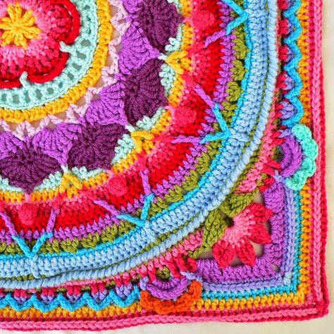 Alfombra mandala con paso a paso y pdf Overlay Crochet, Crochet Overlay, Crochet Mandala Pattern, Garden Pattern, Crochet Blocks, Crochet Mandala, Crochet Motifs, Crochet Stitches Patterns, Crochet Squares