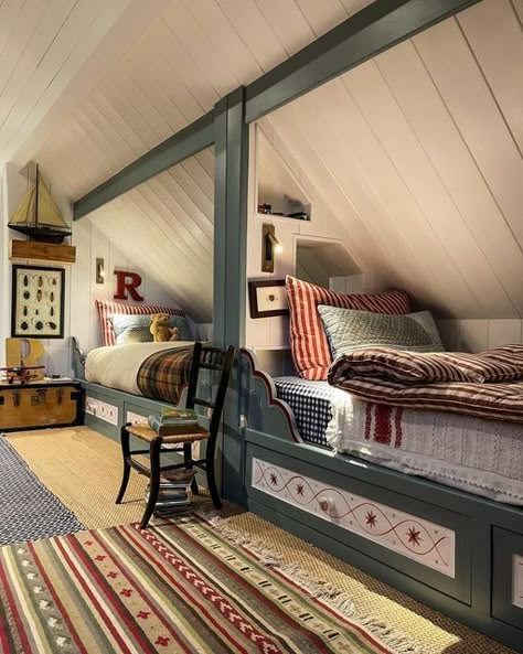 Loft In Bedroom Ideas, Kids Attic Bedroom, Attic Reading Nook, Alcove Bed, Attic Bed, Vintage Kids Room, Bed Nook, Children's Bedroom Ideas, Bunk Rooms