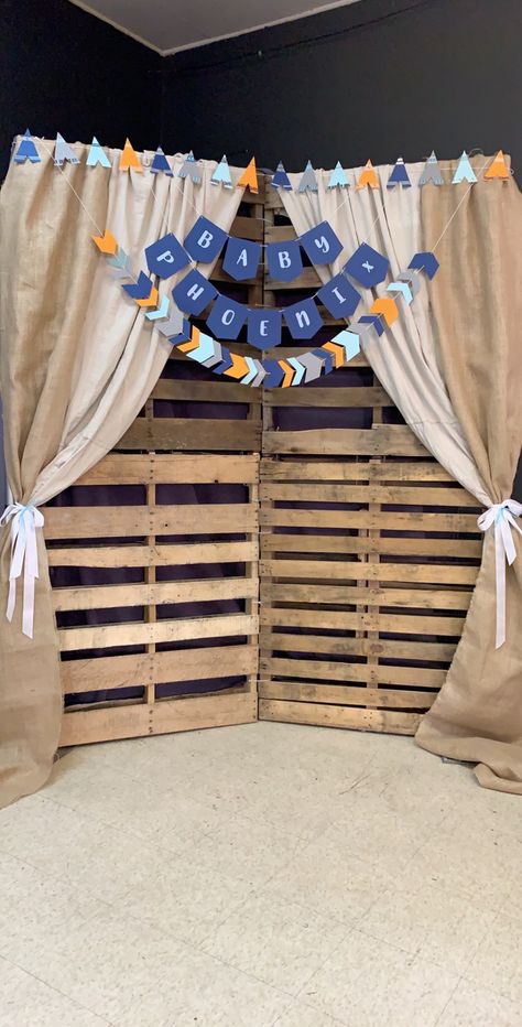 DIY wood pallet photo booth backdrop with custom banner for tribal boho boy baby shower Pallet Backdrop Baby Shower Ideas, Pallet Photo Booth, Baby Shower Backdrop Diy, Pallet Photo Backdrop, Diy Baby Shower Backdrop, Baby Shower Photo Backdrop, Pallet Backdrop, Diy Photo Booth Backdrop, Diy Wood Pallet