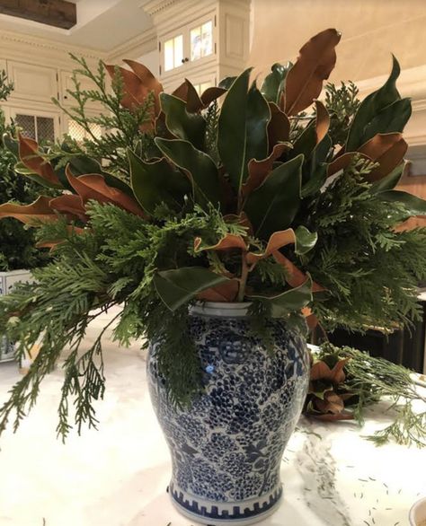 Magnolia Leaves Centerpiece, Magnolia Centerpiece, Christmas Open House, Greenery Arrangements, Holiday Greenery, Christmas Floral Arrangements, Flower Vase Arrangements, Flower Arrangements Simple, Spring Summer Decor