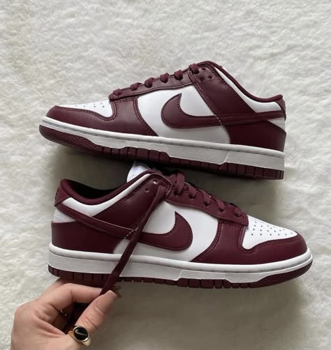 Doudoune The North Face, Burgundy Nikes, Trendy Shoes Sneakers, Dr Shoes, Pretty Shoes Sneakers, All Nike Shoes, Baskets Nike, Team Red, Cute Nike Shoes