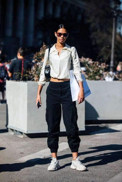 How to Style Black Cargo Pants Black Cargo Pants Outfit Street Style, Cargo Pants With Heels, Outfits With Black Cargo Pants, Outfit Zapatillas, Cargo Pants Outfit Street Style, New Jeans Trend, Cargo Pants Outfit Black, Black Cargo Pants Outfit, Moda Over 40