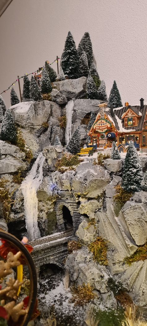 Christmas Village Aesthetic, Christmas Village Layout, Diy Christmas Village Platform, Winter Miniature, Bloxburg City, Xmas Village, Diy Waterfall, Village Ideas, Lemax Christmas Village