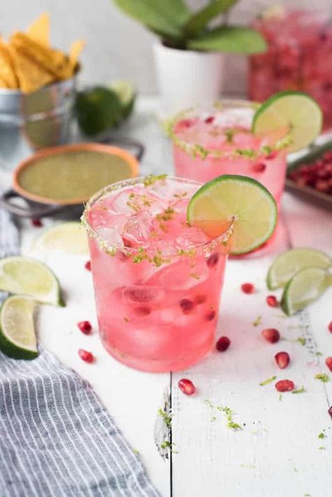 Pomegranate Margarita, Pretty Cocktails, Pink Pom Pom, Pink Cocktails, Pink Drink, Fancy Drinks, Festive Drinks, Cocktail Ingredients, Pretty Drinks