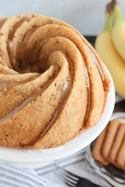 Banana Biscoff, Quick Muffins, Banana Cake Mix, Baking With Blondie, Banana Bundt Cake, Banana Bundt, Biscoff Cake, Easy Bundt Cake, Ripe Bananas