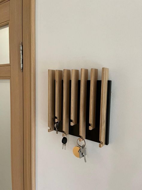 Small Wooden Projects To Sell, Hidden Key Holder Ideas, Minimalist Wall Decor Living Room, Key Hanger Ideas, House Key Holder, Diy Key Holder, Modern Key Holder, Handmade Wood Crafts, Key Holder Diy