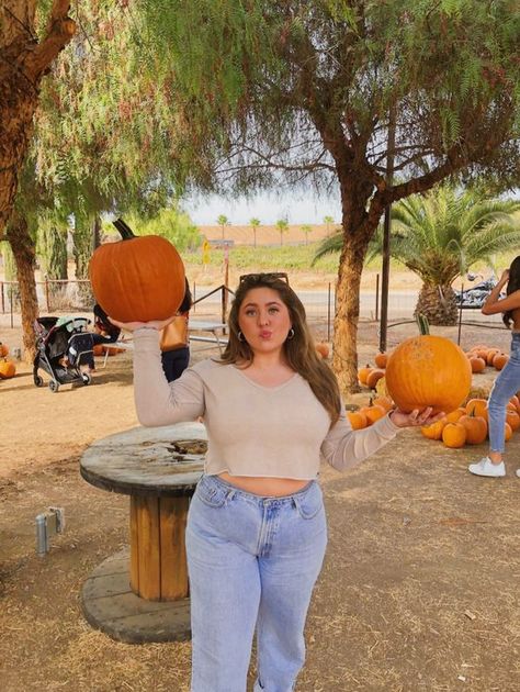 Pumpkin Patch Outfit Plus Size, Pumpkin Patch Fits, Pumpkin Patch Poses, Poses Plus Size, Patch Outfit, Wineries Outfit, Outfit Plus Size, Pumpkin Patch Outfit, Fall Activities