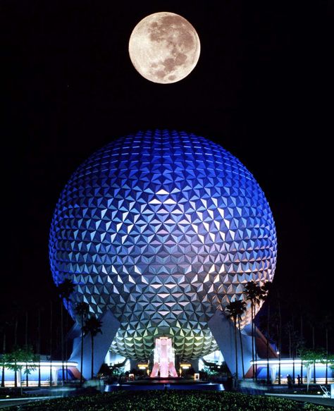 Ultimate Guide to Disney World Nightlife for Adults - Thrillist Epcot Aesthetic, Epcot Spaceship Earth, Earth At Night, Disney Attractions, Disney Icons, Disney World Epcot, Spaceship Earth, Disney Epcot, Park Photos