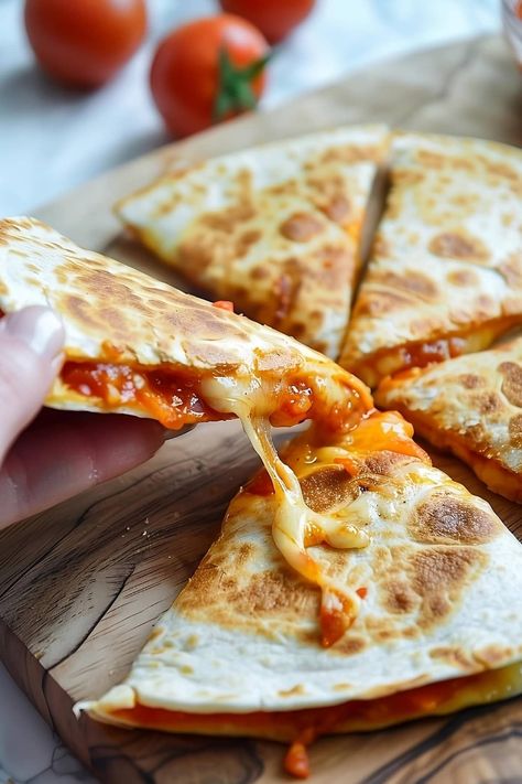 Easy Pizza Quesadilla Is the Ultimate Cheesy Mashup Dessert Quesadilla, Cheesy Quesadilla, Pizza Quesadilla, Cheesy Pizza, Leftover Pizza, Craving Pizza, Party Dishes, Flatbread Pizza, Easy Pizza