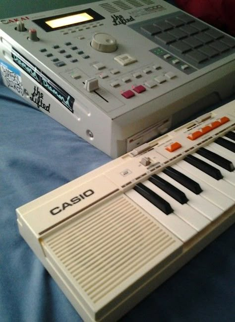 Synthesizer Aesthetic, Vintage Synthesizers, Keyboard Aesthetic, Music Production Equipment, Music Tips, Guitar Tech, Old Tech, Music Studio Room, Retro Tech