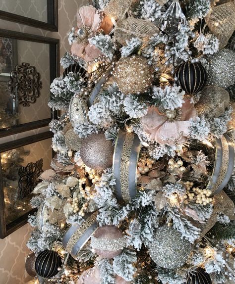 Christmas Tree Inspiration White, Decorations For School, Christmas Tree Inspo, Christmas Tree Decor Ideas, Tree Decor Ideas, Chirstmas Decor, Christmas Tree Decorating Themes, Glam Christmas, Elegant Christmas Trees