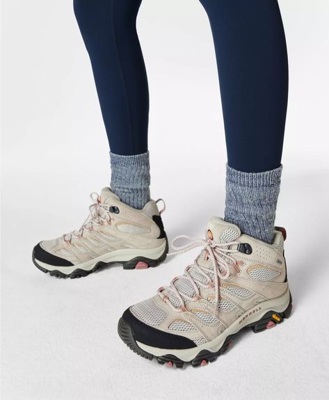 Cute Hiking Shoes, Hiking Outfits Summer, Trail Outfits, Walking Outfit, Merrell Shoes Women, Cute Hiking Outfit, Hiking Outfits, Merrell Moab, Walking Outfits