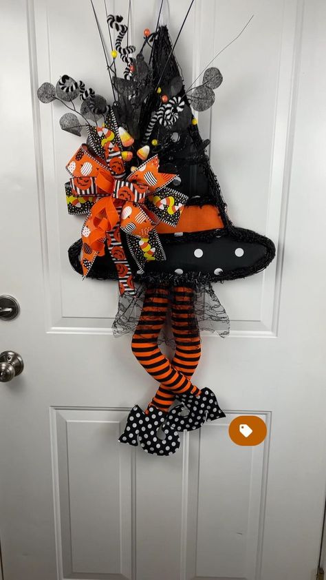 Halloween Witch Hat Wreath, Fun Diy Halloween Decorations, Hat Wreath, Halloween Mesh Wreaths, Holiday Decor Halloween, Halloween Deco Mesh, Halloween Wood Crafts, Diy Halloween Wreath, Adornos Halloween