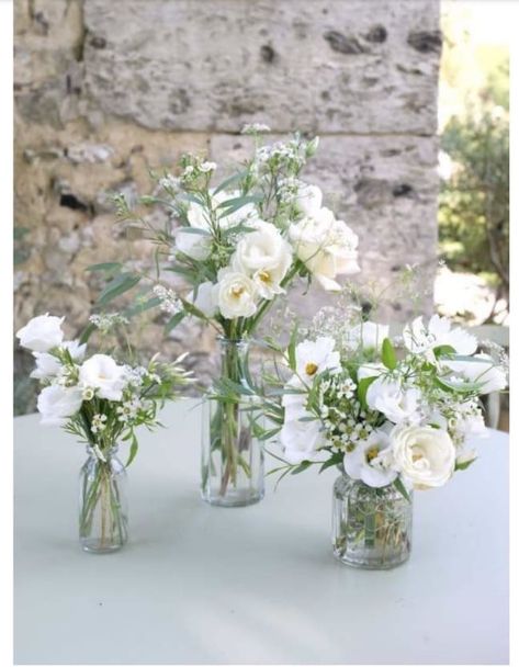 White Flower Bud Vases, Flower Bud Vases, White Wedding Flowers Centerpieces, White Flower Centerpieces, Bud Vases Wedding, White Floral Centerpieces, Homecoming Hairstyles Black, White Floral Arrangements, Small Flower Arrangements