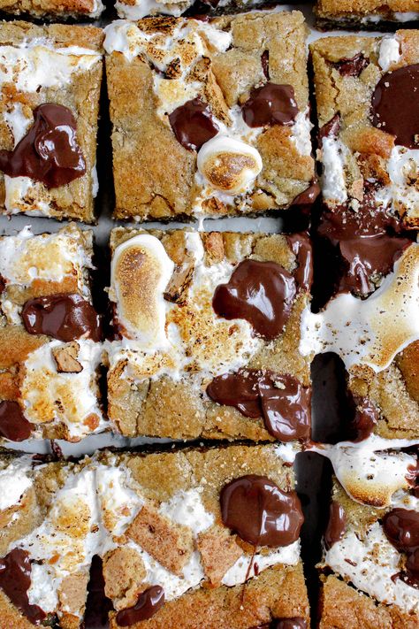 S’mores Chocolate Chip Cookie Bars Oreo Cookie Bar, Breakfast Cupcakes, Awesome Desserts, Messy Kitchen, Chocolate Chip Cookie Bars, S'mores Bar, Marshmallow Creme, Bar Cookies, Thanksgiving Desserts