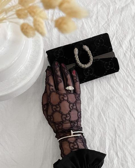 Lace Gloves Outfit, Classy Gloves, Stocking Outfit, Gucci Gloves, Gloves Aesthetic, Fancy Gloves, Luxury Gloves, Gloves Outfit, Accesories Jewelry