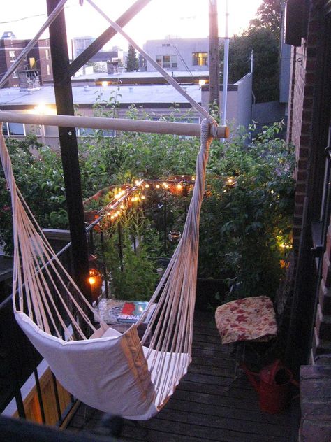 Fire Escape Garden, Balcony Hammock, Garden Balcony Ideas, Hammock Balcony, Camping Hammock Ideas, Hammock Ideas, Balcony Swing, Deck Furniture Layout, Patio Hammock