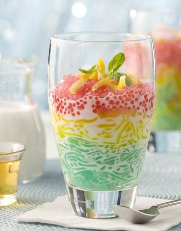 Nam Vam (Na Va) -- Tri Color Drink.   Boil the Tapioca, drain and add fruit (mango, lychee, or whatever), and diced coconut jelly, macapuno strings, kaong. Add honey to coconut milk until sweetened to taste. Mix all together! Or, you can layer neatly in the glass by color... Tapioca Dessert, Jelly Drink, Hmong Food, Minnesota Photography, Fruit Mango, Coconut Jelly, Laos Food, Canopy Beds, Outdoor Showers