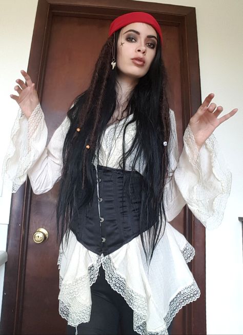 Jack Sparrow Genderbend, Captain Jack Sparrow Makeup, Girl Jack Sparrow Costume, Captain Jack Sparrow Costume Women, Jack Sparrow Inspired Outfit, Jack Sparrow Costume Women, Makeup Pirate, Jack Sparrow Cosplay, Jack Sparrow Costume