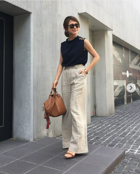 Rich Mom Style Outfit, Luxury Casual Outfit Women, Tropics Outfit, Casual Outing Outfits, Casual Trouser Outfit For Women, Minimalist Attire, Kulot Linen, Casual Mom Outfits, Minimalist Fashion Women Outfits