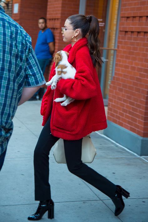 Selena Winter Outfits, Selena Street Style, Selena Gomez Winter Outfits, Selena Red Outfit, 2017 Selena Gomez, Selena Gomez Street Style Winter, Celebrity Street Style Winter, Selena Gomez Sweater, Selena Gomez 2024