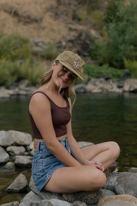 Womens Summer Camping Outfits, Mountain Outfits Aesthetic, Outfits To Wear In Arizona, Gronola Girl Outfits Summer, Coorg Travel Outfits Women, Camp Counsellor Outfits, Summer Outfits Outdoors, Summer Camp Outfits For Counselors, State Park Outfit