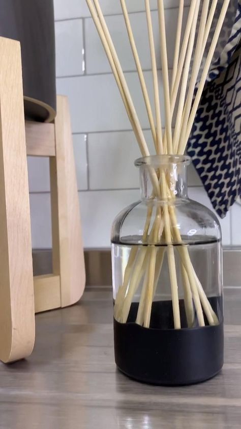 Air Freshener Diy Essential Oils, Reed Diffuser Diy, Oil Reed Diffuser, معطر جو, Diffuser Diy, Essential Oil Reed Diffuser, Kitchen Natural, Creative Home Decor Ideas, Diy Air Freshener