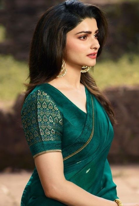 Simple Blouse Designs For Georgette Saree, Blouse Design For Green Blouse, Blouse Designs For Green Saree, Simple Green Blouse Designs For Saree Silk, Green Silk Saree Blouse Design, Green Saree Blouse Designs, Prachi Desai Saree, Georgette Sarees Blouse Designs, Georgette Blouse Designs Latest