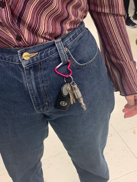 Caribeaner Keychain Outfit, Pants Keychain Ideas, Carabiner Keychain Outfit, Carabiner On Jeans, Keys On Pants, Carabiner Aesthetic, Keychain On Pants, Carabiner Outfit, Carabiner Keychain Aesthetic