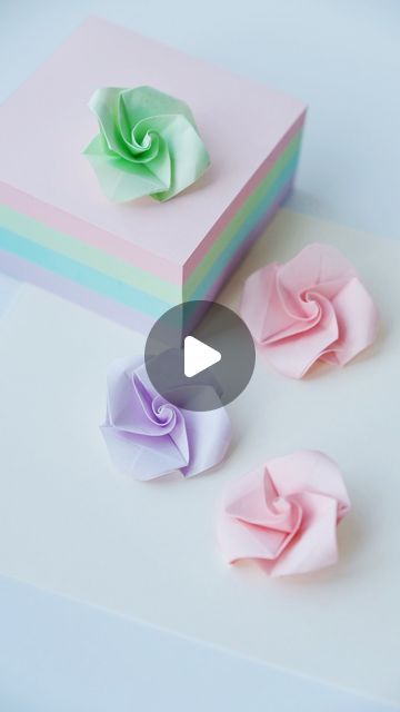 Sticky Note Paper Flowers, Crafts From Sticky Notes, Post It Note Origami Rose, How To Make Paper Flowers With Sticky Notes, Rose Origami Tutorial Easy, How To Make An Origami Rose, Sticky Notes Craft Ideas, Sticky Notes Diy Crafts, Origami Paper Flowers Tutorial